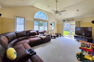 110 Briarwood Ln, Plainview, NY 11803 - Photo 27