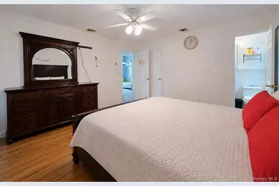 110 Briarwood Lane, Plainview, NY 11803 - Photo 19