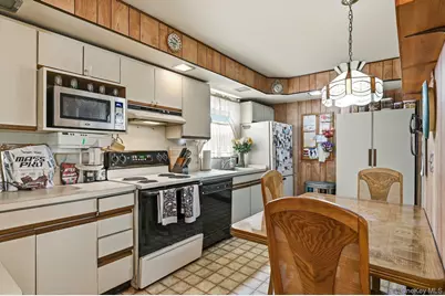 100 Avenue B, Holbrook, NY 11741 - Photo 9