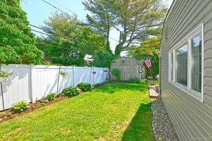 27 Blossom Ln, Levittown, NY 11756 - Photo 31