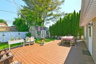 27 Blossom Ln, Levittown, NY 11756 - Photo 29