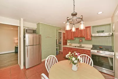 27 Blossom Lane, Levittown, NY 11756 - Photo 7