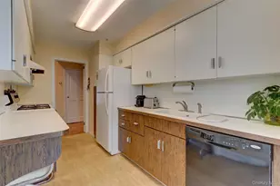 71 Knollwood Rd, Roslyn, NY 11576 - Photo 13