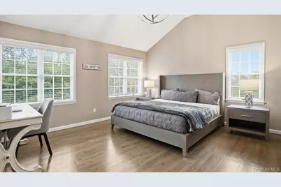 20 Stuart Court, Hampton Bays, NY 11946 - Photo 19