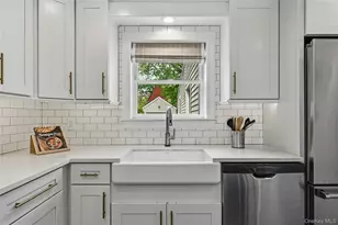 45 Locust Pl, Manhasset, NY 11030 - Photo 9