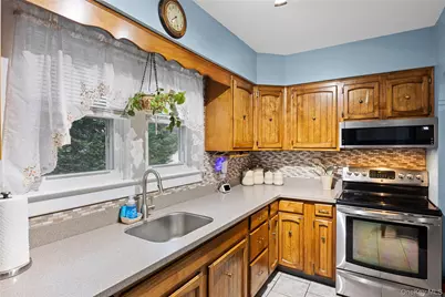 7 W Elm Street, Islip, NY 11751 - Photo 3