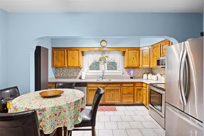 7 W Elm Street, Islip, NY 11751 - Photo 5