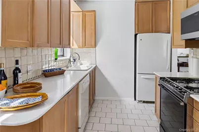 640 W 239th Street #2F, Bronx, NY 10463 - Photo 9