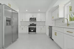 28 Gabon Ln, Coram, NY 11727 - Photo 17