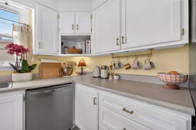 27 Spruce Street, Islip, NY 11751 - Photo 15