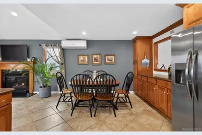 7 Greenbriar Lane, Hicksville, NY 11801 - Photo 9