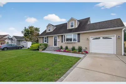 7 Greenbriar Lane, Hicksville, NY 11801 - Photo 3