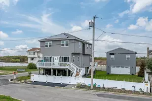 981 S 4th St, Lindenhurst, NY 11757 - Photo 9