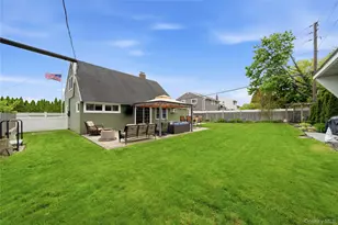 72 Walnut Ln, Hicksville, NY 11801 - Photo 19