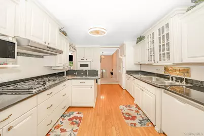247 Bow Drive, Hauppauge, NY 11788 - Photo 5
