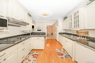 247 Bow Dr, Hauppauge, NY 11788 - Photo 5
