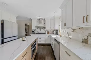 810 Anthony Dr, Lindenhurst, NY 11757 - Photo 9