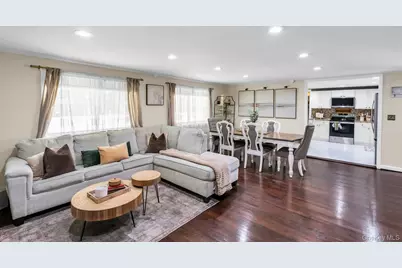31 Peak Street, Ronkonkoma, NY 11779 - Photo 5