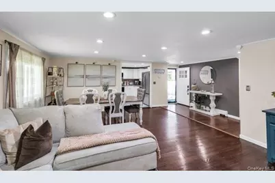 31 Peak Street, Ronkonkoma, NY 11779 - Photo 5