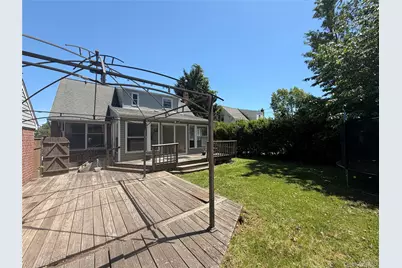 140 Wickshire Drive, East Meadow, NY 11554 - Photo 37