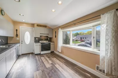 29 Franklin Street, Islip, NY 11751 - Photo 11