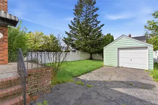 325 White Rd, Mineola, NY 11501 - Photo 13