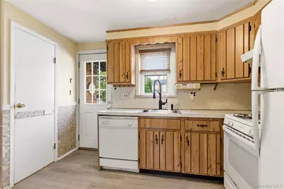325 White Road, Mineola, NY 11501 - Photo 7