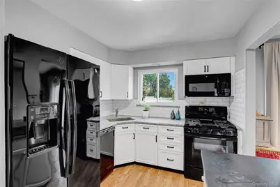 42 Briarwood Lane, Plainview, NY 11803 - Photo 11