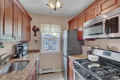 21 Toehee Place #2B, Islip, NY 11751 - Photo 5