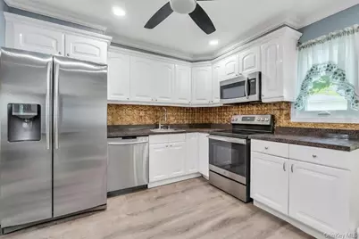 10 Remsen Street, Copiague, NY 11726 - Photo 15