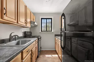 5 Pinebrook Pl, Bay Shore, NY 11706 - Photo 3