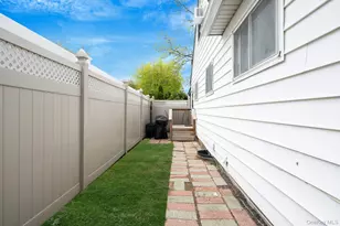 217 Abbington Ct, Copiague, NY 11726 - Photo 7