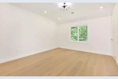 33 Parkway Drive, Roslyn Heights, NY 11577 - Photo 37