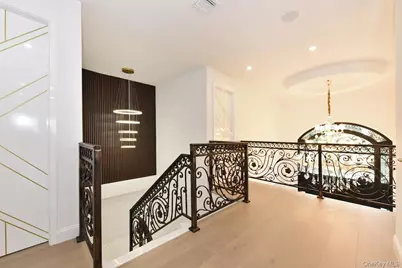 33 Parkway Drive, Roslyn Heights, NY 11577 - Photo 25