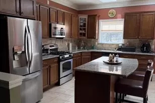 47 Stoneleigh Dr, Riverhead, NY 11901 - Photo 3