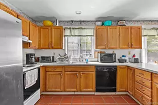 62 W Bartlett Rd, Middle Island, NY 11953 - Photo 7