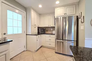 33 Pleasure Ave, Ronkonkoma, NY 11779 - Photo 5