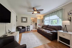 33 Pleasure Ave, Ronkonkoma, NY 11779 - Photo 11