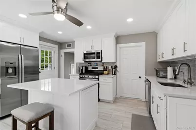 16 West Street, West Islip, NY 11795 - Photo 7