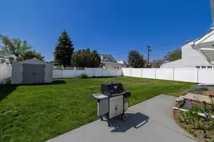 265 W Windsor Pkwy, Oceanside, NY 11572 - Photo 21