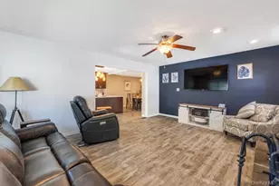 33 Peachtree Ln, Hicksville, NY 11801 - Photo 11