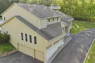 31 Sherwood Gate, Oyster Bay, NY 11771 - Photo 3