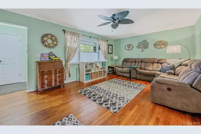 535 Kime Avenue, West Islip, NY 11795 - Photo 13