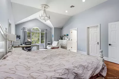 18 Sherwood Lane, Roslyn Heights, NY 11577 - Photo 17