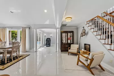 18 Sherwood Lane, Roslyn Heights, NY 11577 - Photo 3