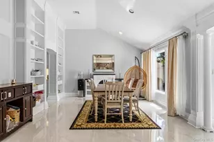 18 Sherwood Ln, Roslyn Heights, NY 11577 - Photo 5