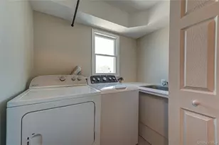 43 Spruce Pl, Lindenhurst, NY 11757 - Photo 17