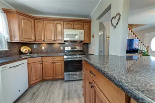 43 Spruce Pl, Lindenhurst, NY 11757 - Photo 9