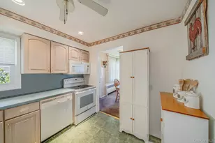 508 Davis St, North Babylon, NY 11703 - Photo 9