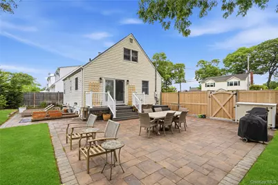 319 N Fulton Avenue, Lindenhurst, NY 11757 - Photo 11